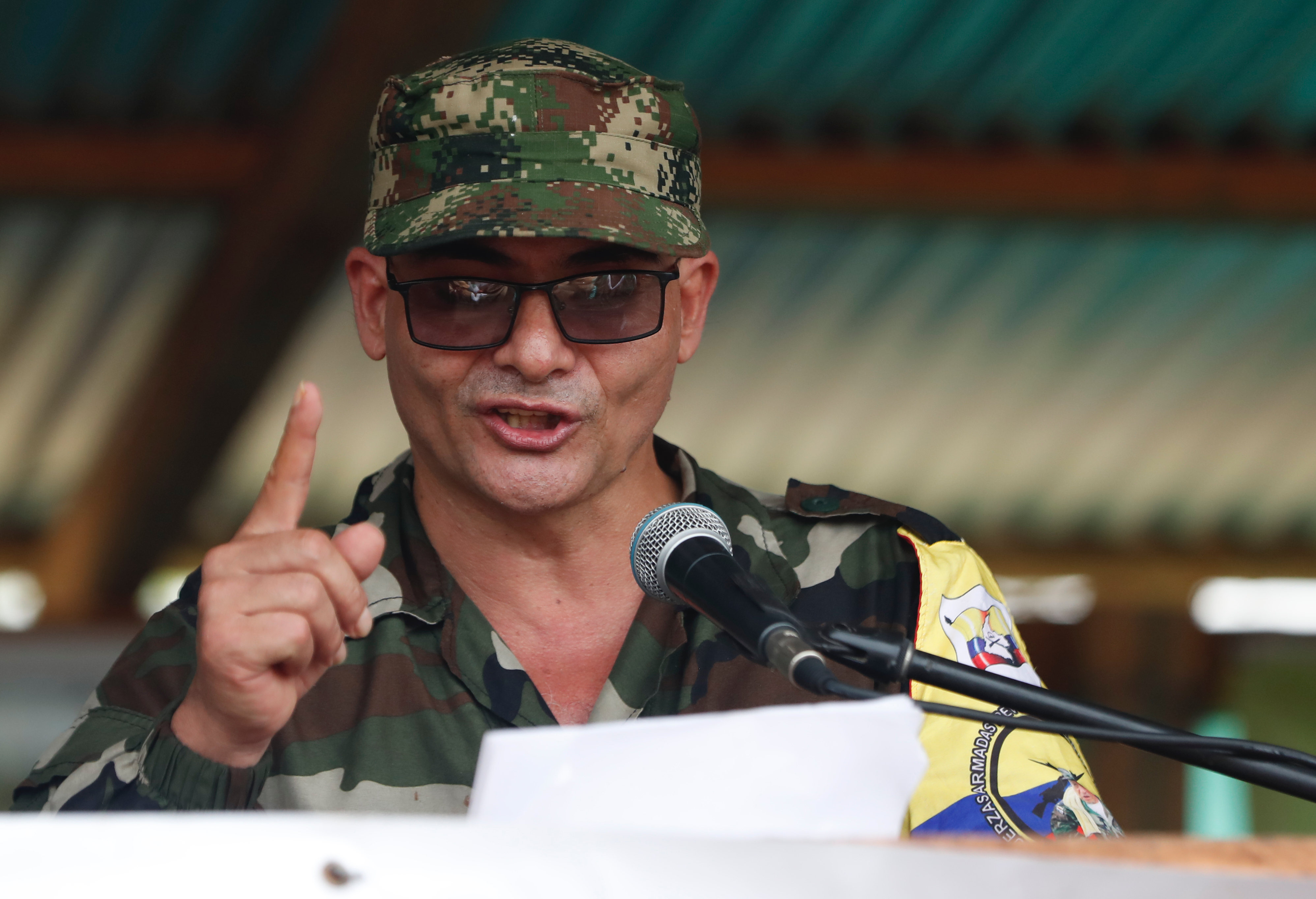 AME1740. CAQUETÁ (COLOMBIA), 29/04/2024.- Fotografía de archivo fechada el 16 de abril de 2023 que muestra a Iván Mordisco, comandante general de la disidencia de las FARC, durante un pronunciamiento público en la Casa Roja, en el departamento de Caquetá (Colombia). La Justicia colombiana condenó a 'Iván Mordisco', el supuesto líder del Estado Mayor Central (EMC) y otros altos mandos del principal grupo de las disidencias de las FARC por el reclutamiento de 10 menores que murieron en 2019 en una operación militar en San Vicente del Caguán. La condena se da por los delitos de reclutamiento ilícito y concierto para delinquir agravado contra cinco mandos que están prófugos o muertos y lideran varias estructuras del Estado Mayor Central (EMC) que, según el Gobierno, está dividido en dos grupos por sus reticencias a las negociaciones. EFE/ Ernesto Guzmán ARCHIVO