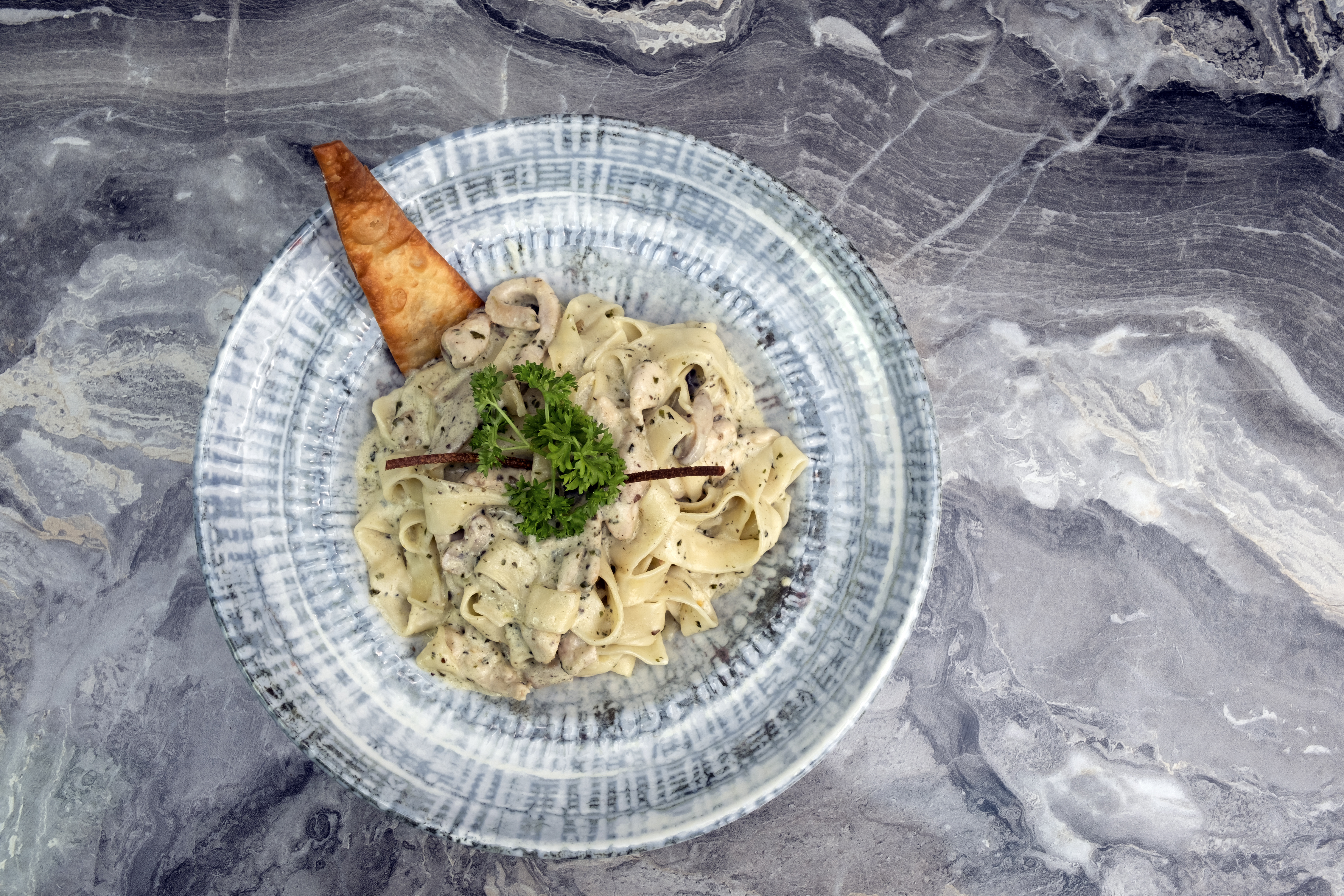 Pasta de quinua en salsa Alfredo con pollo desmechado y champiñones