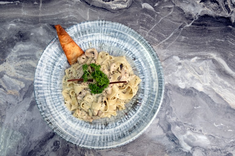 Receta: pasta de quinua en salsa Alfredo con pollo desmechado y champiñones