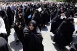 Mujeres en Irán corren riesgo de convertirse en "máquinas de procrear"