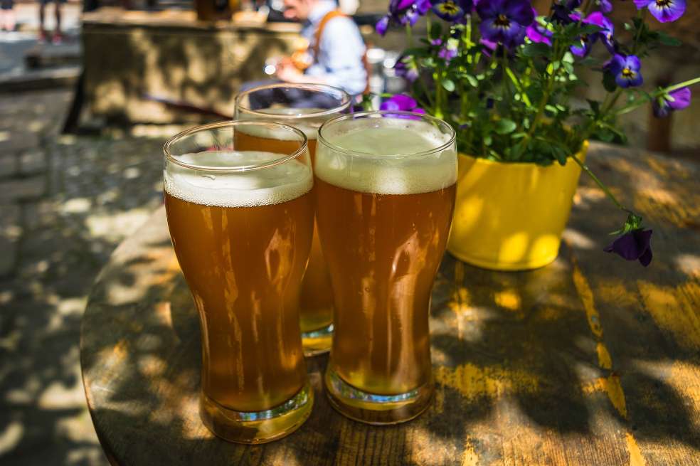 Entre las opciones de experiencias online para regalarle a papá están las clases de cerveza con expertos de diferentes lugares del mundo.