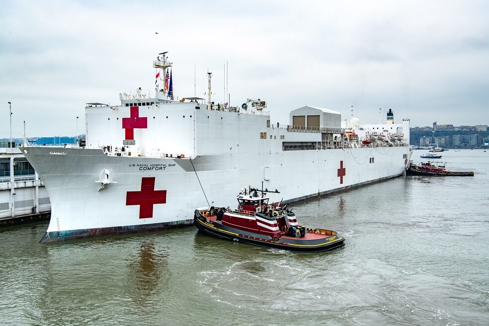 El barco hospital USNS Comfort llegó el lunes a Nueva York. Cuenta con 1.000 camas y 12 salas de cirugía. / EFE