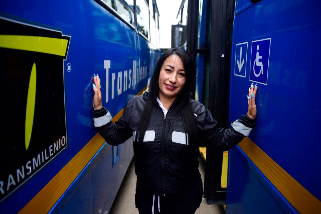 Zulima Poveda lleva cinco años conduciendo buses del SITP.