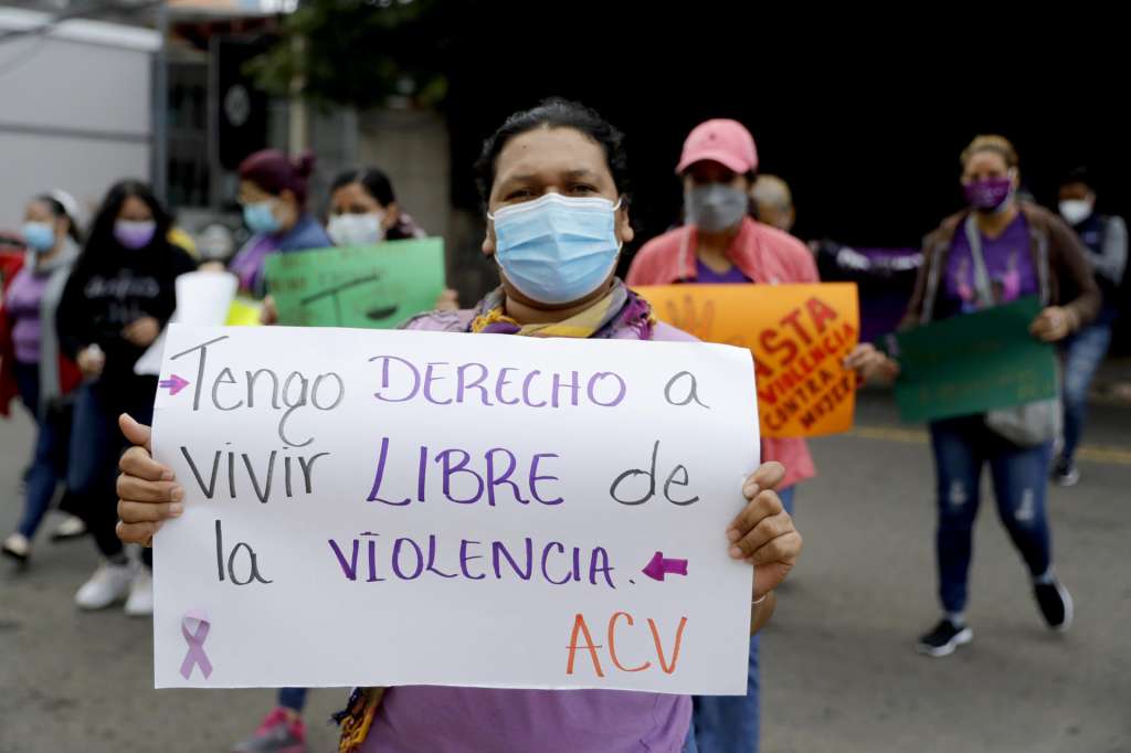 AME335. BOGOTÁ (COLOMBIA), 31/05/2025.- Fotografía de archivo fechada el 25 de noviembre de 2021 de una mujer mostrando un cartel durante una movilización con motivo de la conmemoración del Día Internacional de la Eliminación de la Violencia contra la Mujer, en Tegucigalpa (Honduras). La violencia contra las mujeres en Honduras, con más de un centenar de asesinatos este año y una impunidad superior al 90 %, evidencia una crisis de derechos humanos que pone en duda la democracia, advierten expertos, que exigen voluntad política para frenar esta tragedia, normalizada en un país que lidera tasas de feminicidio en América Latina. EFE/ Gustavo Amador/ARCHIVO