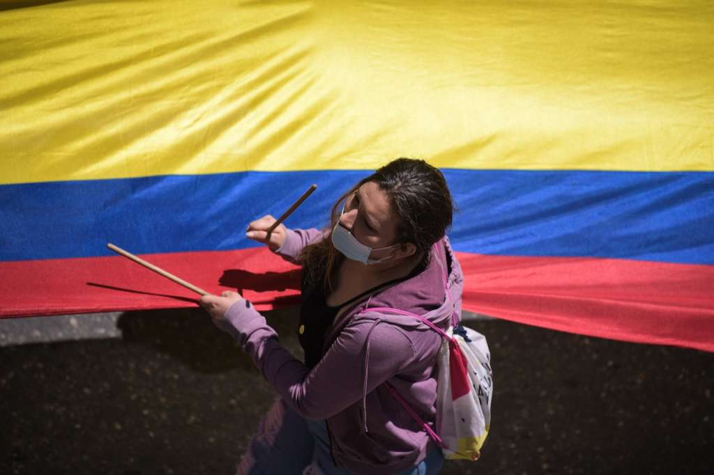 En el día 35 del Paro nacional en Bogotá, siguen las movilizaciones sociales en las calles. Centrales obreras se congregaron en el Parque Nacional y marcharon hasta la Plaza de Bolívar, en el centro de la ciudad.