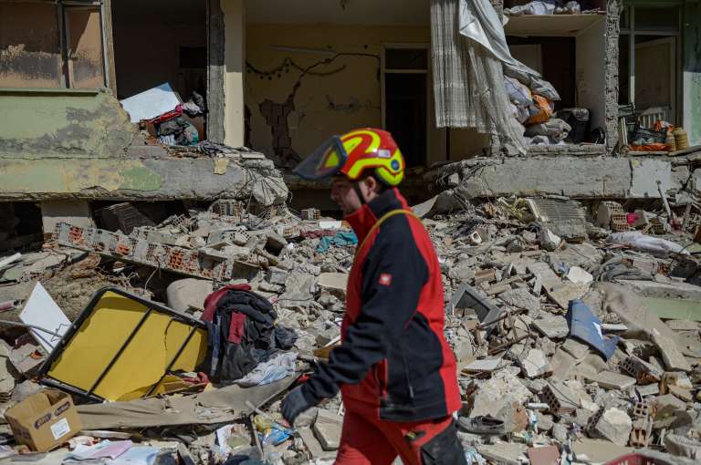 Desde que el sismo de magnitud 7,8 sacudió la región el pasado 6 de febrero, dejando más de 45.000 muertos en Turquía y Siria, cientos de gatos, perros, conejos y pájaros siguen atrapados bajo los escombros que dejó el devastador terremoto.