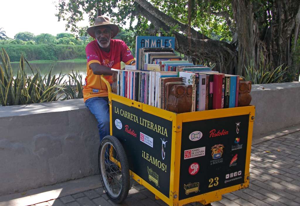 ACOMPAÑA CRÓNICA COLOMBIA LECTURA AME467. MOMPOX (COLOMBIA), 18/09/2024.- El librero Martín Murillo posa junto al río Magdalena este martes, en Mompox (Colombia). Murillo dejó la venta ambulante de refrescos en las plazas de la turística Cartagena de Indias para viajar por todo el departamento de Bolívar (norte) con su "carreta literaria", llevando la lectura hasta los colegios más remotos. EFE/ Eva García