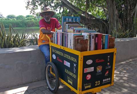 El librero que dejó la venta ambulante para llevar libros a colegios remotos