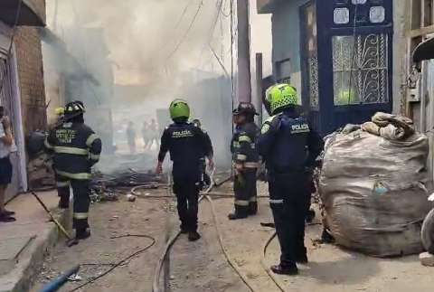 Fuerte incendio estructural en Soacha consumió cuatro viviendas y dos vehículos