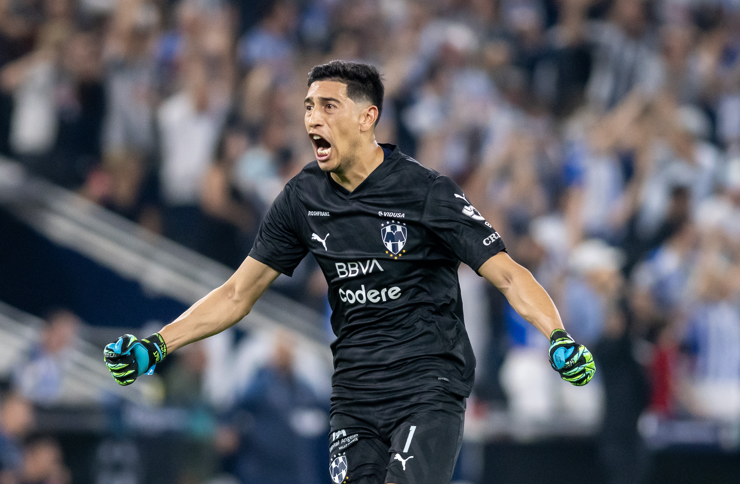 AME2400. MONTERREY (MÉXICO), 01/05/2024.- Esteban Andrada portero de Rayados celebra un gol este miércoles, en el partido de vuelta de la semifinal de la Copa de Campeones de la Concacaf entre Rayados y Columbus Crew, en el estadio BBVA de la ciudad de Monterrey (México). EFE/ Miguel Sierra