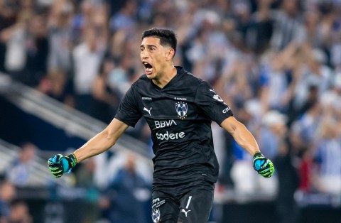 Esteban Andrada le dio un puñetazo a un rival en medio de un partido en España