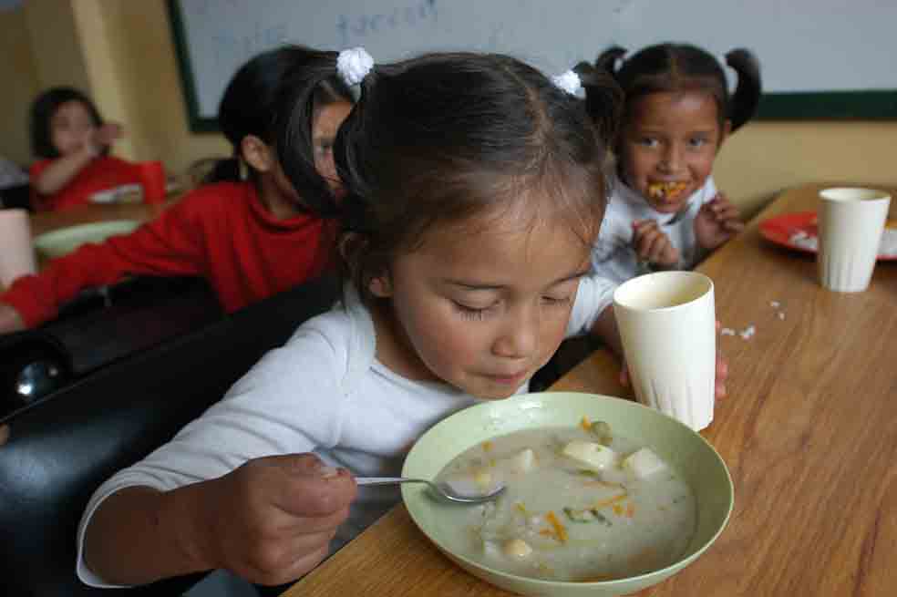 El contrato de suministro de insumos beneficia a 17.441 personas, en sumayoría niños. / Archivo El Espectador