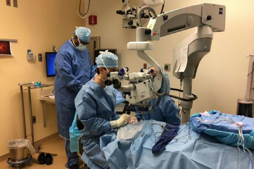 El doctor Jason Comander operando en el ojo izquierdo de Jack Hogan, de 13 años, el pasado 20 de marzo en el hospital Massachusetts Eye and Ear. / Massachusetts Eye and Ear
