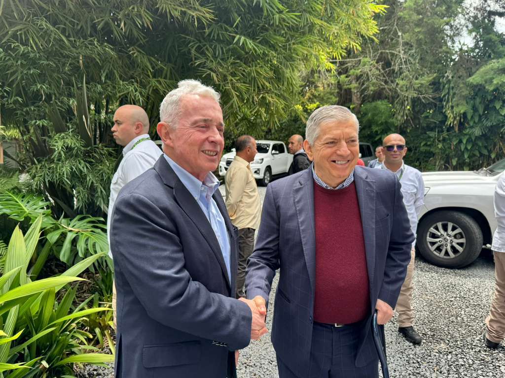 Los expresidentes Álvaro Uribe y César Gaviria tras su reunión este 31 de octubre en Medellín.