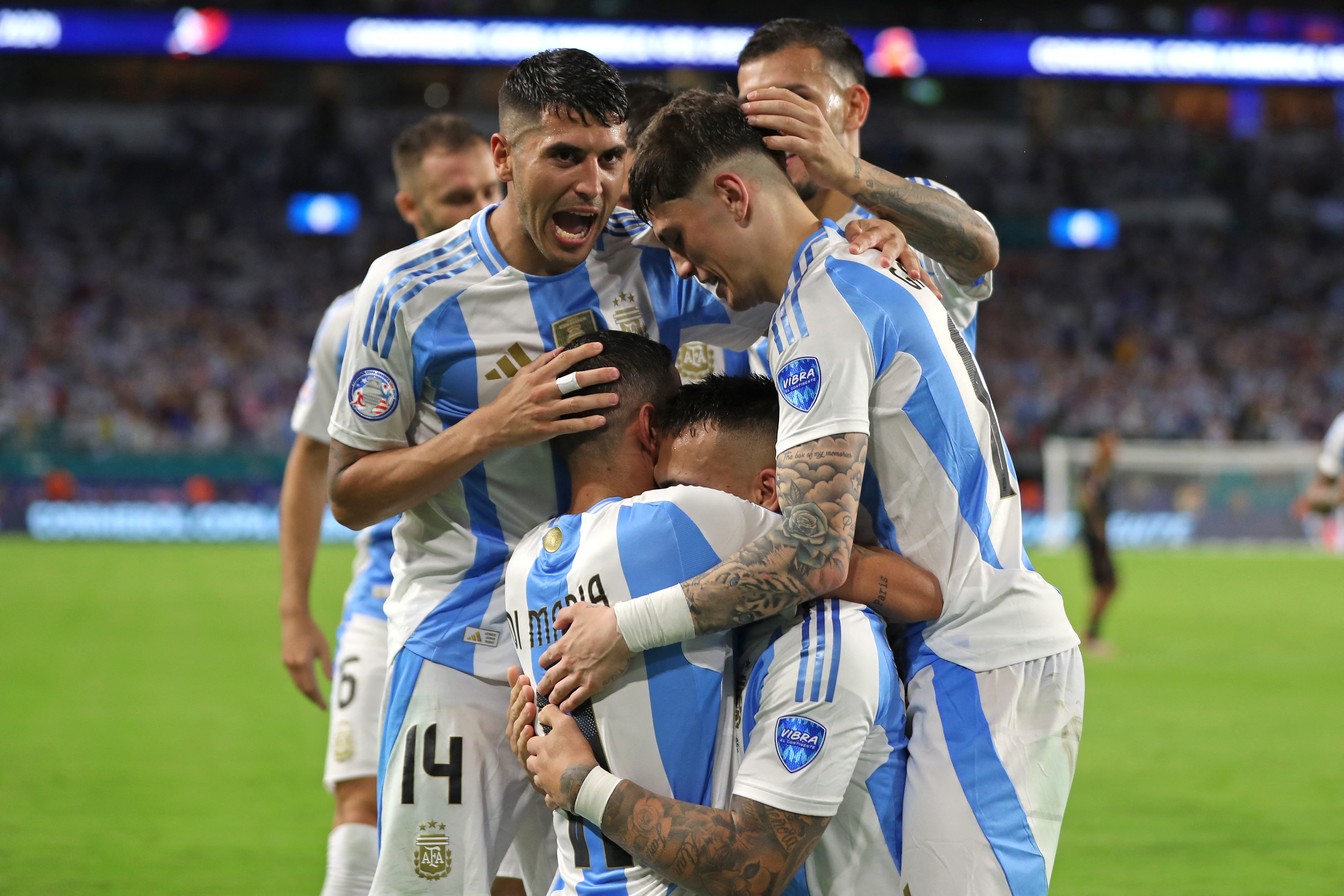 El delantero argentino Lautaro Martínez (centro) celebra el primer gol con sus compañeros durante el partido entre Argentina y Perú por la Copa América.