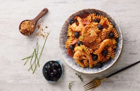 Fusilli con langostinos aromáticos y aceitunas