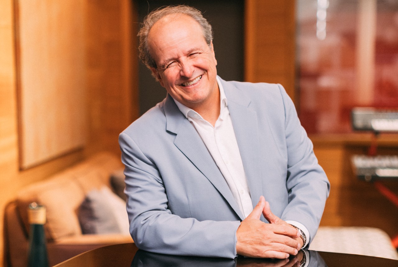 El productor colombo estadounidense habla de Art House Academy, su apuesta más ambiciosa que forma a quienes podrían convertirse en los próximos grandes nombres de la industria.