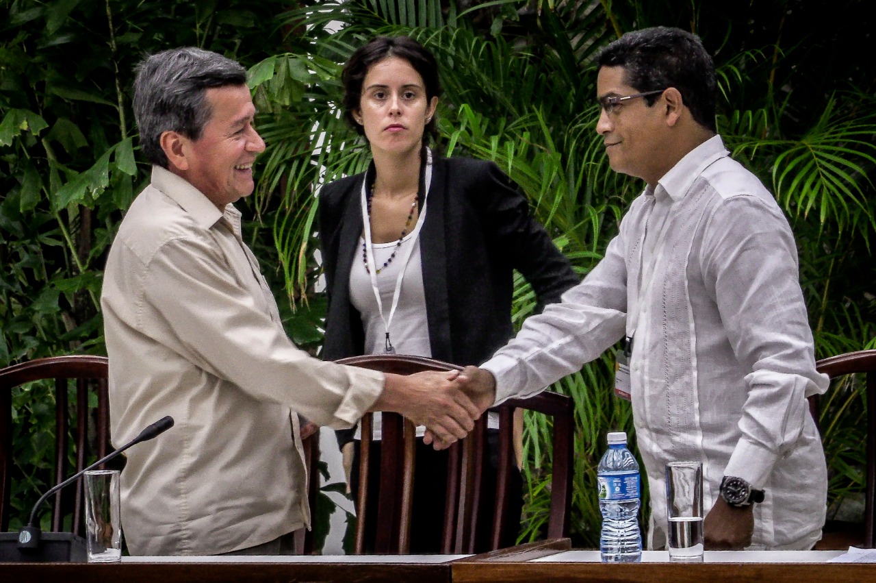 Pablo Beltrán, integrante del Comando Central del ELN con el garante cubano Iván Mora durante la quinta ronda de diálogos de paz entre el gobierno colombiano y esta guerrilla en 2018. / AFP.