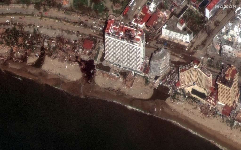 Acapulco (Mexico), 26/10/2023.- A handout satellite image made available by Maxar Technologies shows damage to the Krystal hotel and beachfront in Acapulco, Mexico, 26 October 2023. Mexico's government reported that at least 27 people were dead and four missing after the passage of Hurricane Otis along the country's Pacific coast. EFE/EPA/MAXAR TECHNOLOGIES / HANDOUT -- MANDATORY CREDIT: SATELLITE IMAGE 2023 MAXAR TECHNOLOGIES -- THE WATERMARK MAY NOT BE REMOVED/CROPPED -- HANDOUT EDITORIAL USE ONLY/NO SALES HANDOUT EDITORIAL USE ONLY/NO SALES