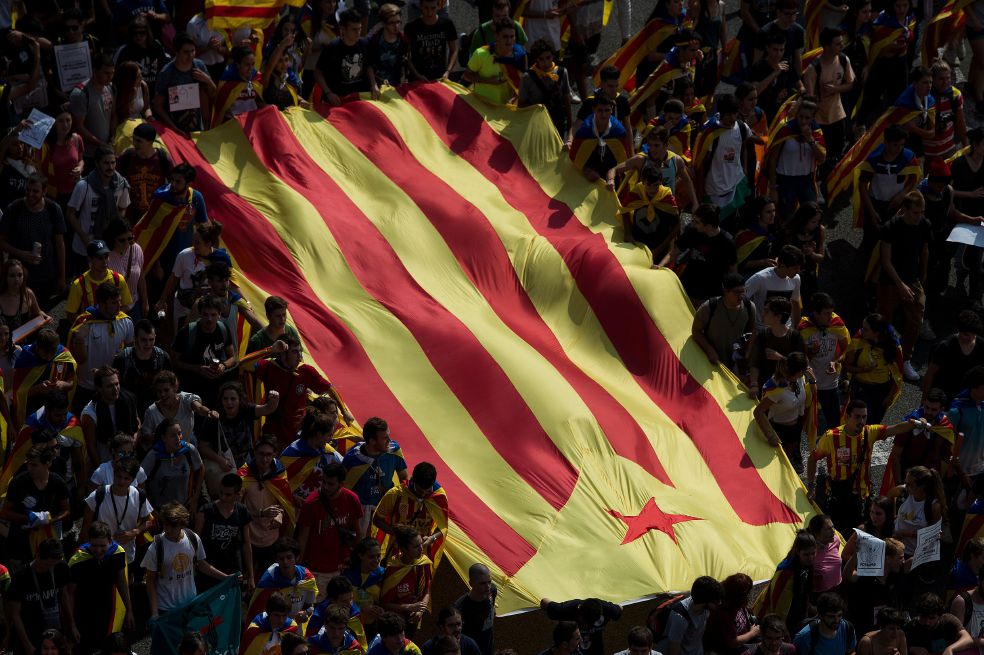 Los menores de 35 años son una fuerza electoral que se pelean tanto los independentistas como el gobierno de España. / AFP
