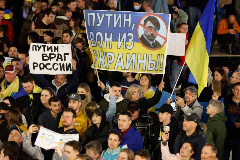 "Putin, váyase de Ucrania", le dicen los manifestantes en Tel Aviv, Israel, a Vladimir Putin, con carteles que lo muestran con el estilo de Adolfo Hitler.