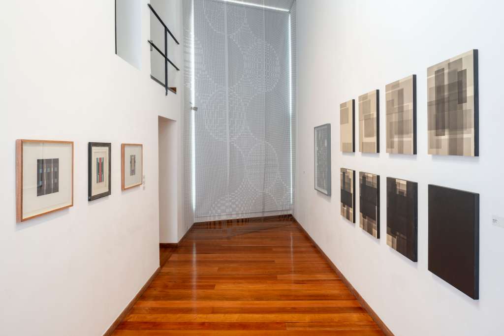 “Círculo y cuadrado” reúne a un conjunto de artistas modernos y contemporáneos para quienes la geometría ha sido esencial en sus reflexiones.