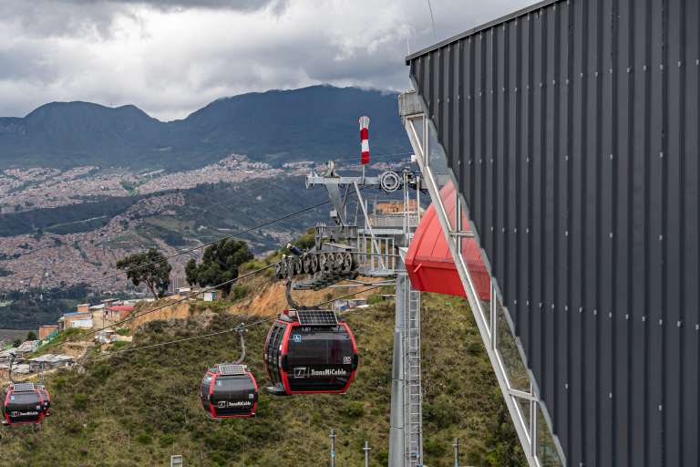 El Mirador de Ciudad Bolívar, ubicado junto a la estación Mirador del Paraíso de TransMiCable, ofrece una de las mejores panorámicas del sur de Bogotá. Además de sus vistas, este espacio destaca por sus murales de arte urbano, su oferta gastronómica y el Museo de la Ciudad Autoconstruida, un recinto cultural que rinde homenaje a la historia, la memoria y el trabajo comunitario de los habitantes de la localidad mediante exposiciones, actividades culturales y una biblioteca pública.