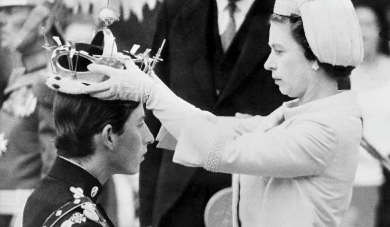 En  julio de 1969, Isabel II  corona a Carlos, durante su investidura como nuevo príncipe de Gales. / AFP