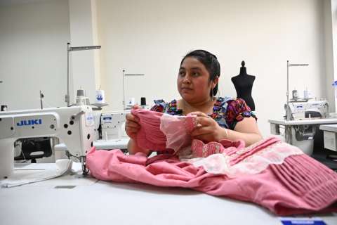 “Quédate”, el programa en el que aprenden a coser para frenar la migración