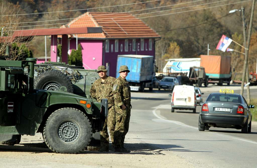 Mitrovica (Serbia), 01/11/2022.- Members of the Latvian contingent of NATO-led international peacekeeping force in Kosovo (KFOR) observe the Jarinje border crossing between Kosovo and Serbia at Jarinje, Kosovo, 01 November 2022. The Government of Kosovo will begin implementing a plan to eliminate the usage of Serbian car license plates. All owners of vehicles with Serbian number plates are warned and requested to visit any of the Vehicle Registration Centers and register their vehicles with RKS license plates. In the Serbian community of Kosovo, the RKS license plates are seen as unacceptable as they suggest the recognition of independence of the Republic of Kosovo. (Letonia, Estados Unidos) EFE/EPA/DJORDJE SAVIC