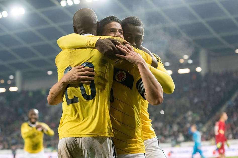 Adrián Ramos celebra con James Rodríguez el primer tanto del partido contra Eslovenia. Foto: AFP