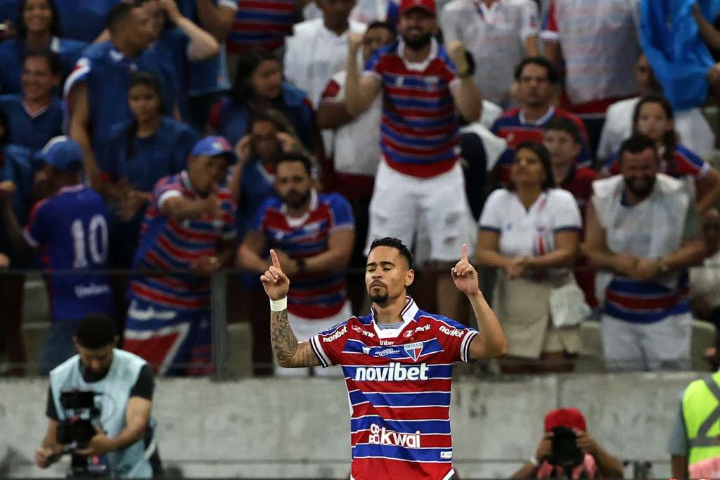 AMDEP9785. FORTALEZA (BRASIL), 03/10/2023.- Yago Pikachu de Fortaleza celebra su gol hoy, en un partido de las semifinales de la Copa Sudamericana entre Fortaleza y Corinthians en el estadio Castelão en Fortaleza (Brasil). EFE/ Jarbas Oliveira