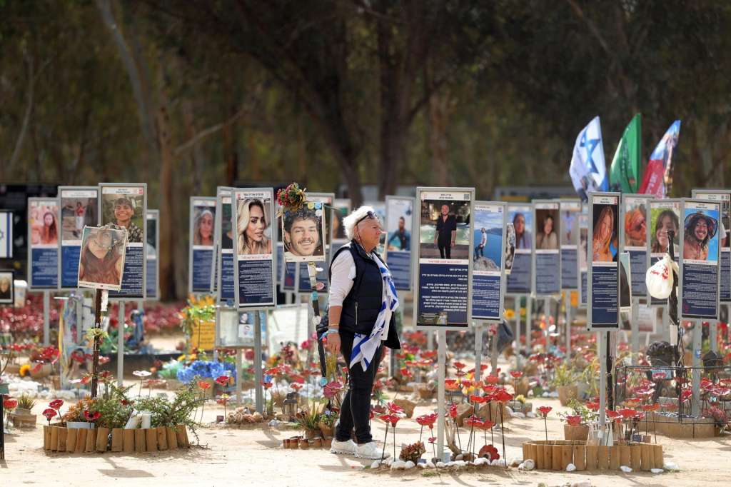 Kibbutz Reim (Israel), 30/11/2025.- A person visits the Nova music festival victims’ memorial site near Kibbutz Reim, close to the border with the Gaza Strip, Israel, 30 November 2025. Around 378 people were killed at the Nova music festival during the Hamas attack on 7 October 2023. (Kibutz) EFE/EPA/ABIR SULTAN