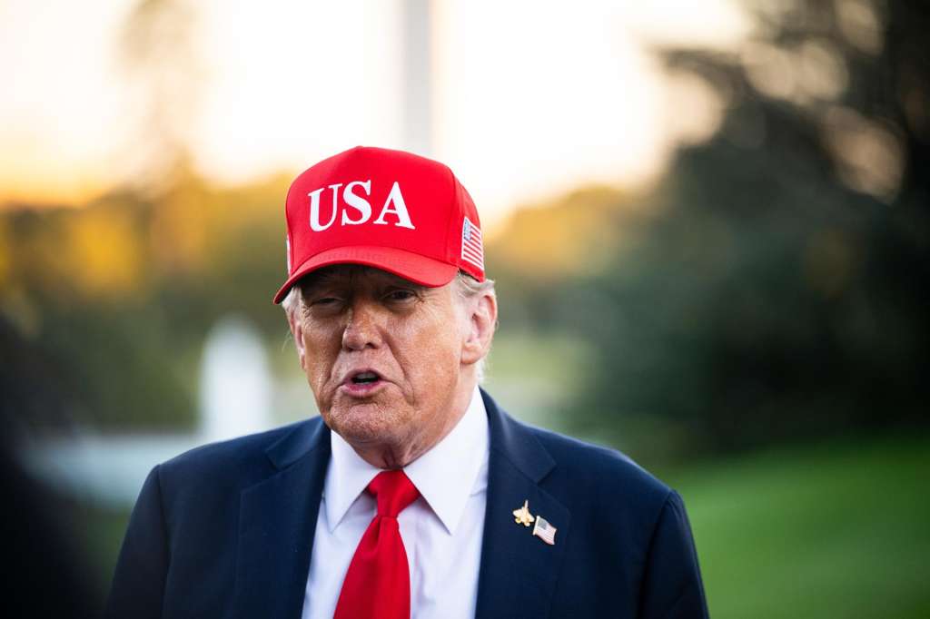 Washington (United States), 06/10/2025.- US President Donald Trump speaks to members of the media on the South Lawn of the White House after exiting Marine One in Washington, DC, USA, 05 October 2025. Unions representing hundreds of thousands of federal workers have asked a US judge to immediately prevent the Trump administration from carrying out mass firings during the government shutdown while they press a legal challenge. EFE/EPA/GRAEME SLOAN / POOL