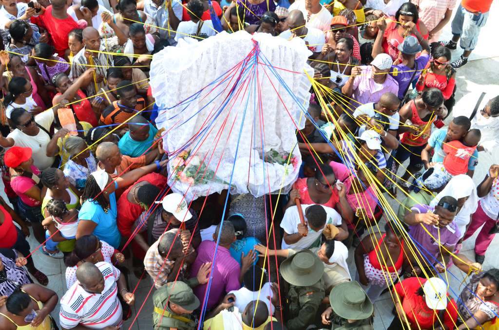 Salvarse, pasando por debajo del cuadro del Ecce Homo, Raspadura, Chocó.