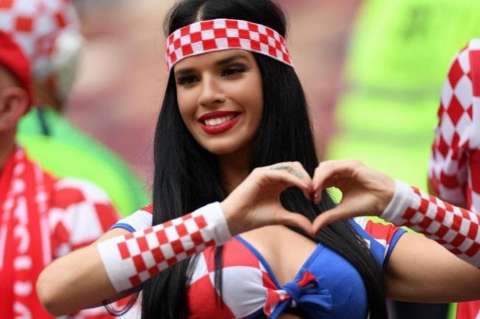 Video: expulsaron a Ivana Knoll, hincha de Croacia, de un estadio de Catar