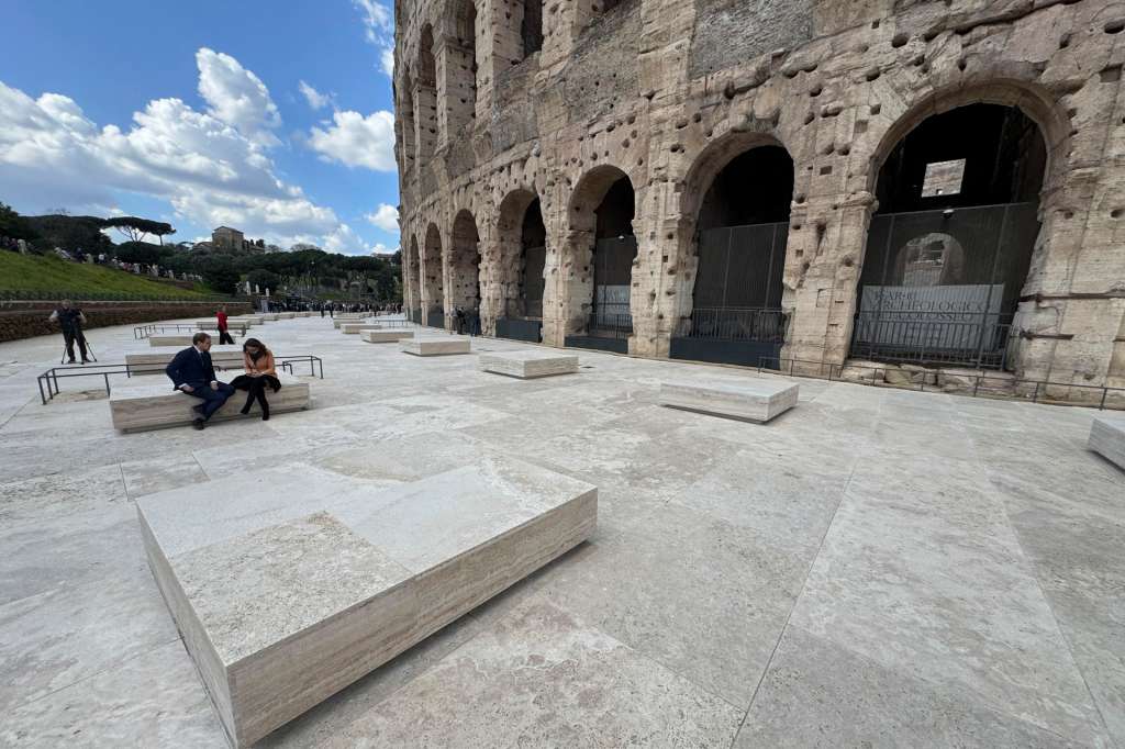 ROMA, 17/03/2026.- El Coliseo de Roma estrena nueva pavimentación exterior en mármol blanco, un proyecto que ha causado gran controversia entre arqueólogos y expertos en patrimonio. EFE/ Daniel Cáceres