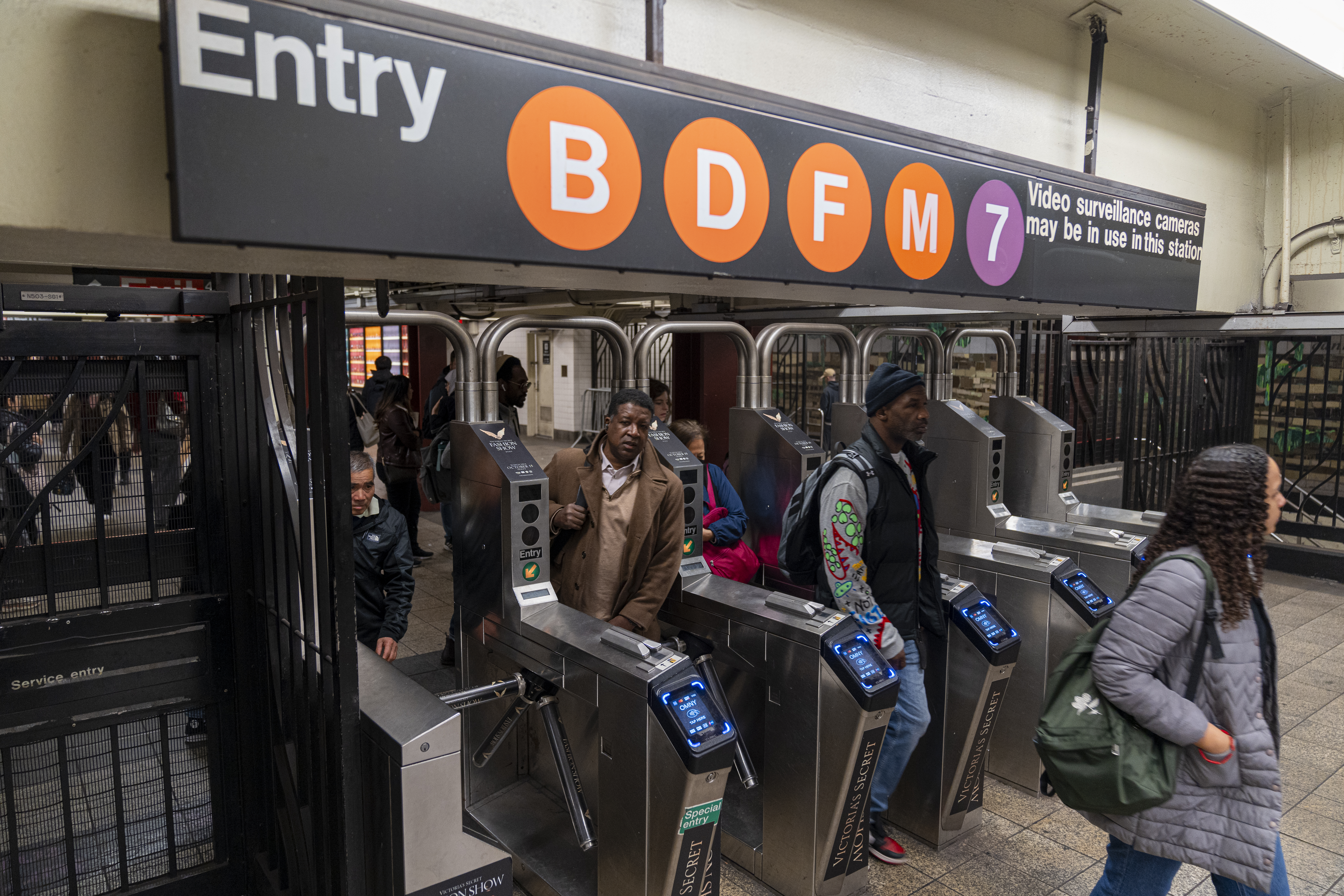ACOMPAÑA CRONICA:EEUU NUEVA YORK METRO AME9303. NUEVA YORK (ESTADOS UNIDOS), 20/11/2024.- Unas personas salen de los andenes de la terminal del metro este lunes en la estación Gran Central en Nueva York (Estados Unidos). El emblemático metro de Nueva York, uno de los más cinematográficos del mundo, acaba de cumplir 120 años atesorando historias de todo tipo junto a crónicos problemas de financiación y la presencia casi obligatoria del roedor más abundante en la ciudad, la rata. EFE/Ángel Colmenares
