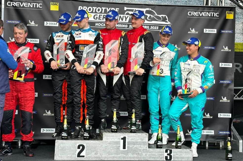 Óscar Tunjo (der) junta a Julien Apotheloz en el tercer lugar del podio en Hockenheim, Alemania.