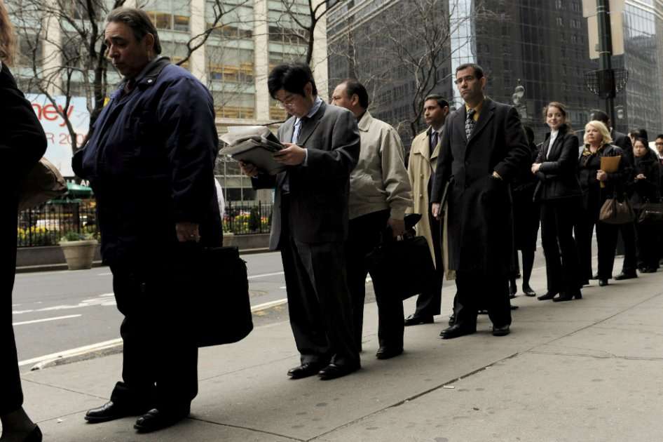 En un mes, el número de desempleados en EE.UU. volvió a subir 3,3% a unos 9 millones de personas.