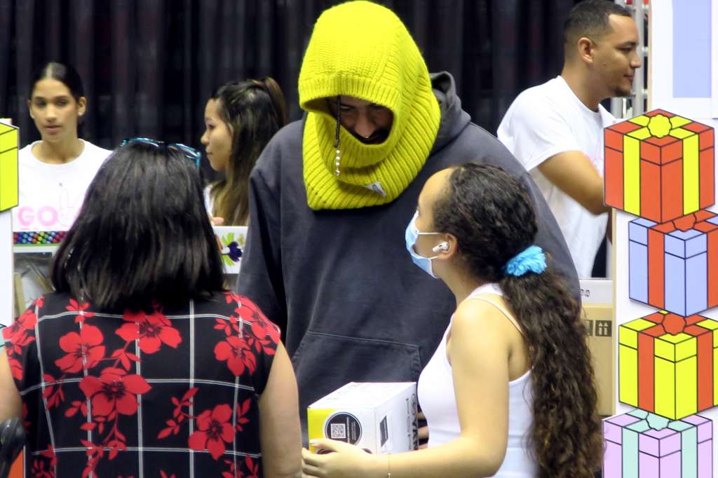 USA2845. SAN JUAN (PUERTO RICO), 27/12/2022.- El artista puertorriqueño Bad Bunny participa en la entrega de regalos navideños por parte de su Fundación Good Bunny, hoy en el Coliseo Roberto Clemente de San Juan, Puerto Rico. Bad Bunny y su Fundación Good Bunny repartieron este martes unos 25.000 artículos de arte, música y deporte a niños y jóvenes de escasos recursos económicos en Puerto Rico con motivo de la Navidad. EFE/Jorge Muñiz