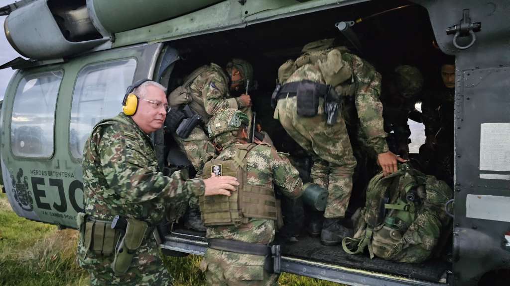 Por medio de un comunicado, las Fuerzas Militares informaron que los militares ya fueron sacados de la zona. Junto a ellos fueron liberadas cuatro mujeres.