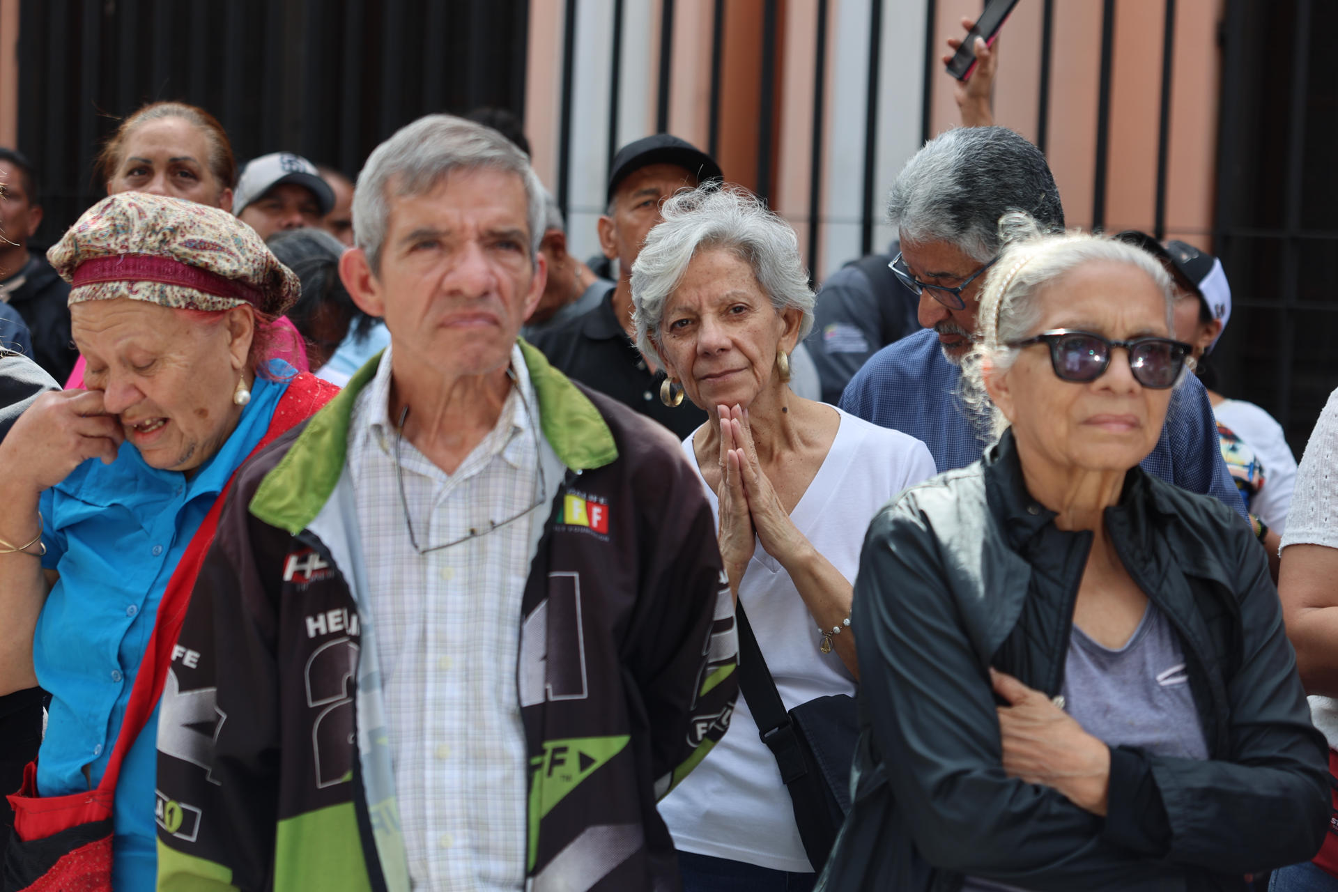 AME1591. CARACAS (VENEZUELA), 03/01/2026.-  Simpatizantes del oficialismo participan en una manifestación en inmediaciones del Palacio de Miraflores este sábado, en Caracas (Venezuela). Chavistas salieron a las calles del centro de Caracas para exigir que "devuelvan" al mandatario venezolano, Nicolás Maduro, luego de que el líder estadounidense, Donald Trump, anunciara la captura del gobernante suramericano en medio de un ataque con misiles durante la madrugada de hoy contra la capital venezolana y otras zonas del país. EFE/ Miguel Gutiérrez
