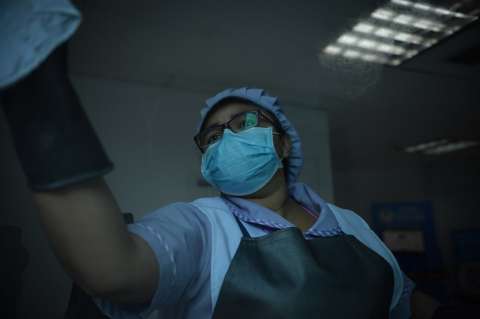En fotos: Jornada de desinfección en las afueras del Hospital de Meissen en Bogotá