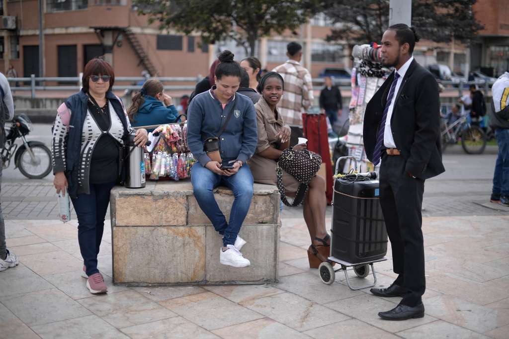 Centenares de vendedores informales de Transmilenio se congregaron frente al Concejo de Bogotá, en protesta por el Artículo 181 del Plan Distrital de Desarrollo, el cual, dicen los vendedores, "criminaliza nuestro trabajo". Se espera una mesa de diálogo este viernes 7 de junio. De no haber resultados favorables para el gremio, bloquearán las troncales de Transmilenio la próxima semana.