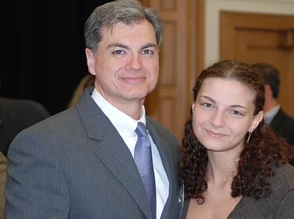 El juez colombiano Juan Manuel Merchán y su hija Loren.