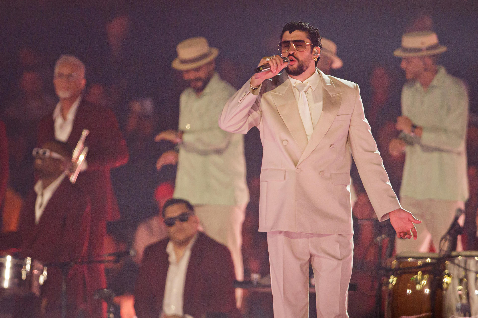 AME6017. LIMA (PERÚ), 16/01/2026.- El cantante puertorriqueño Bad Bunny se presenta durante un concierto de su gira mundial 'Debí tirar más fotos' este viernes, en el Estadio Nacional en Lima (Perú). EFE/ Sebastián Blanco