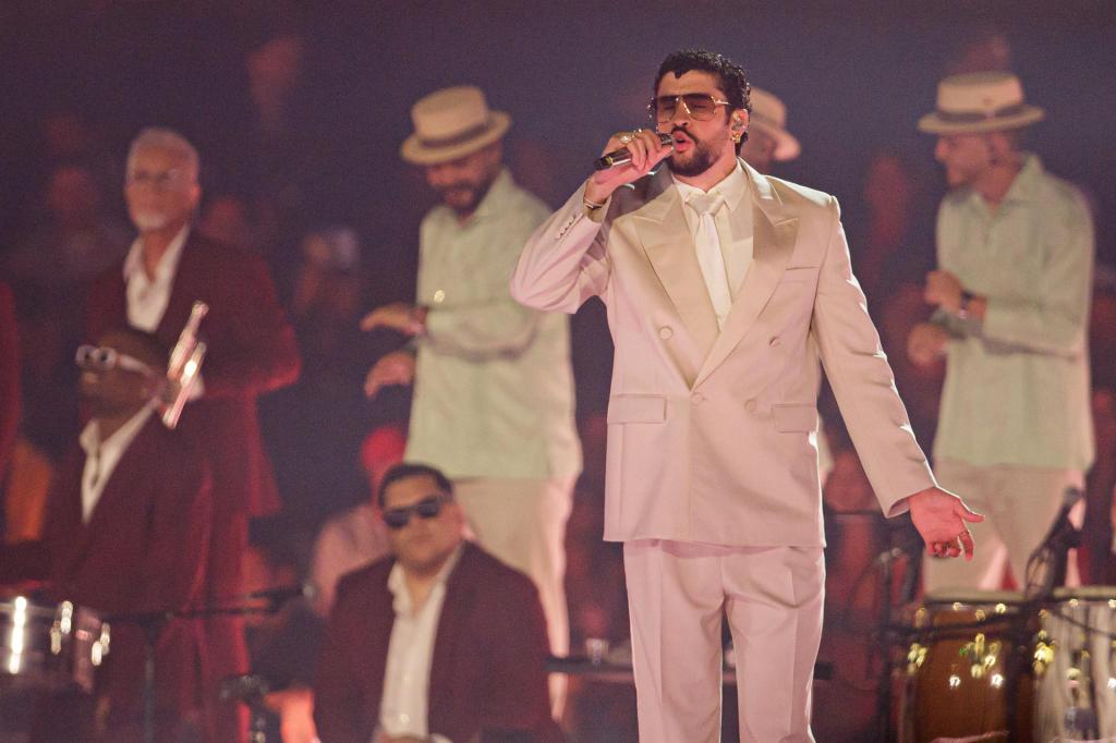 AME6017. LIMA (PERÚ), 16/01/2026.- El cantante puertorriqueño Bad Bunny se presenta durante un concierto de su gira mundial 'Debí tirar más fotos' este viernes, en el Estadio Nacional en Lima (Perú). EFE/ Sebastián Blanco