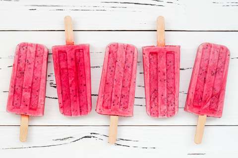 Paletas de gelatina de jamaica con frutos rojos