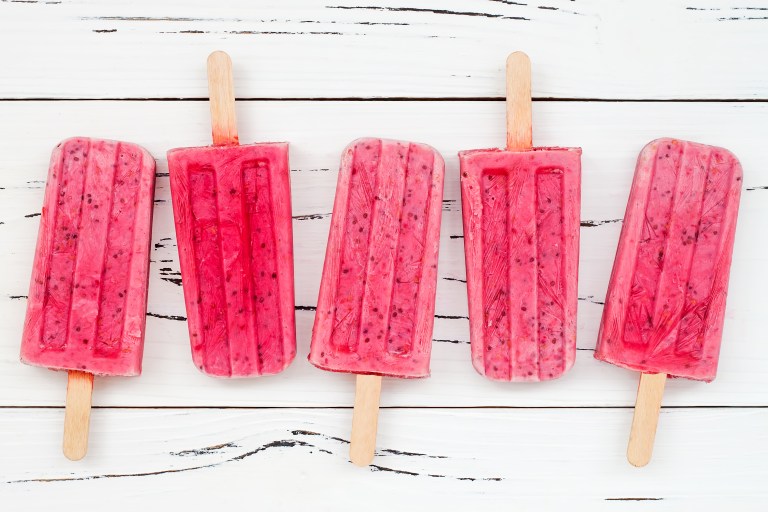 Paletas de gelatina de jamaica con frutos rojos